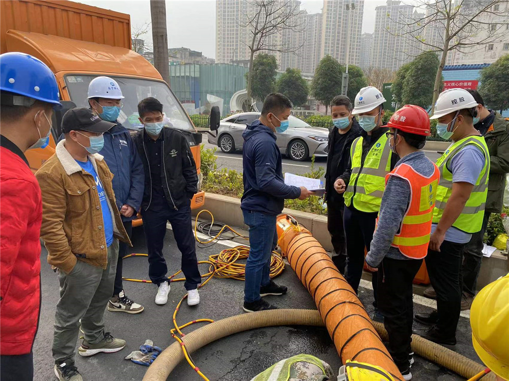 市住建局領導到南寧市雨污水管網(wǎng)改造第五期工程現(xiàn)場檢查指導工作