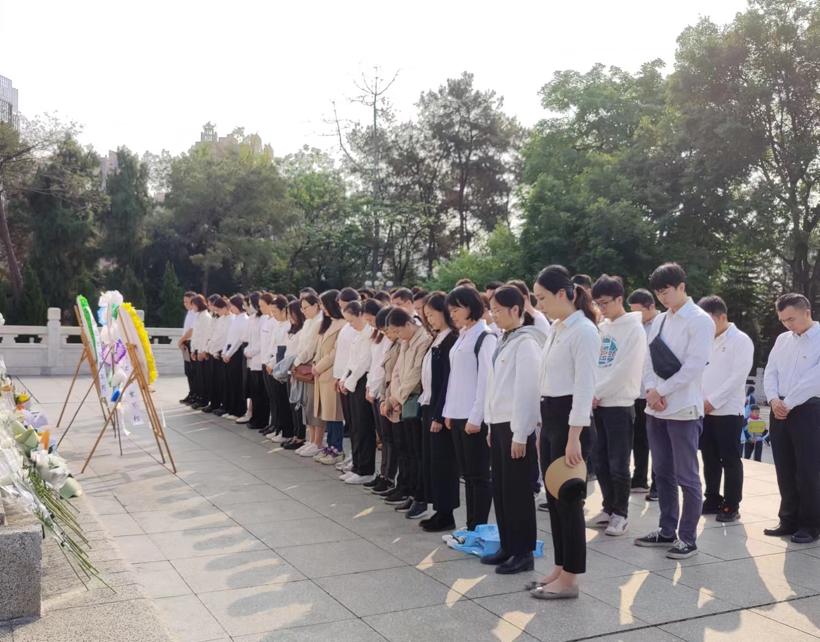 市排水公司黨總支、南寧建康環(huán)保公司黨支部開展“緬懷革命先烈，賡續(xù)紅色基因”聯(lián)合主題黨日活動