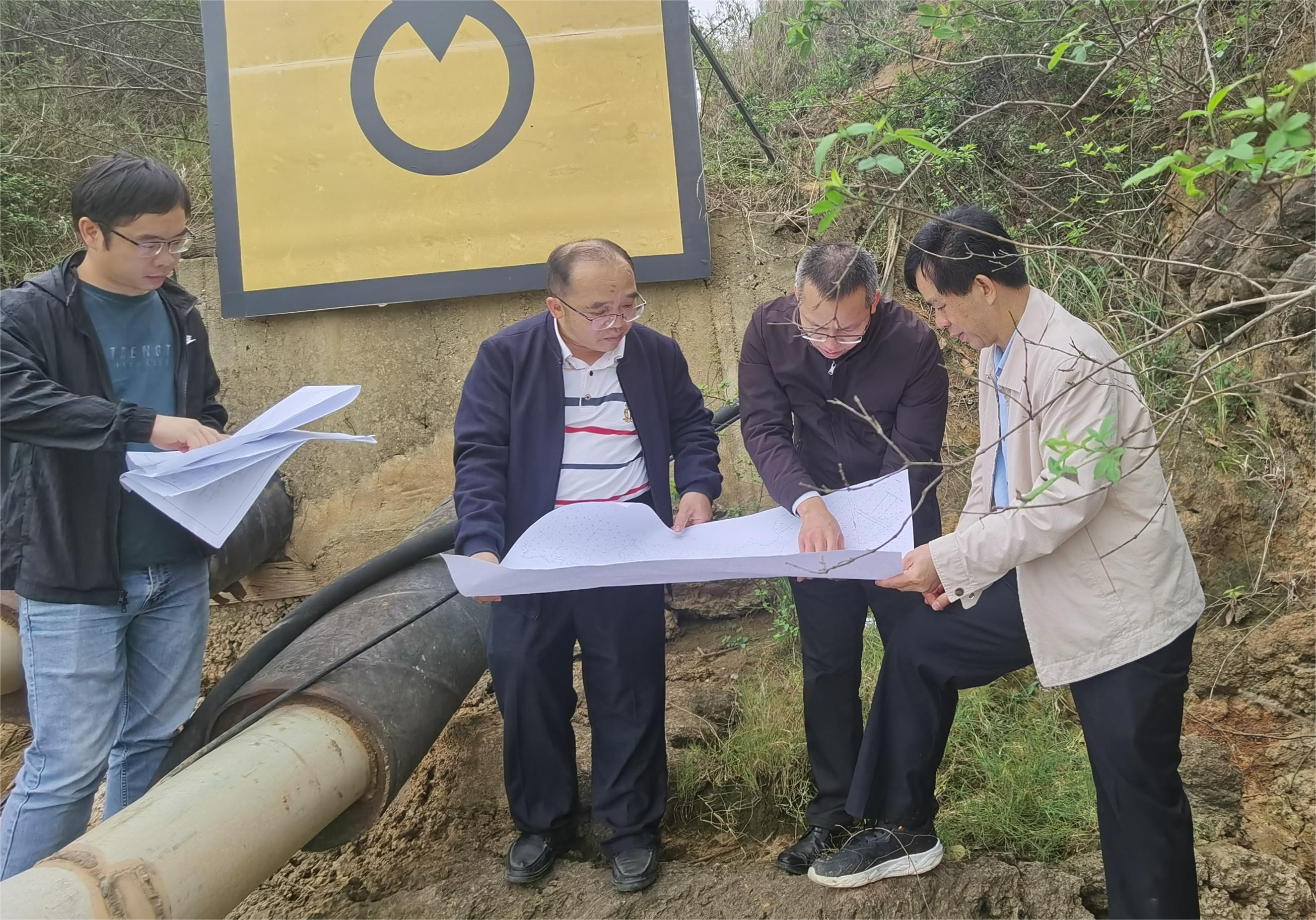 集團公司總工程師韋永平到竹標取水泵站至巒城明新水廠原水管應(yīng)急工程指導(dǎo)工作