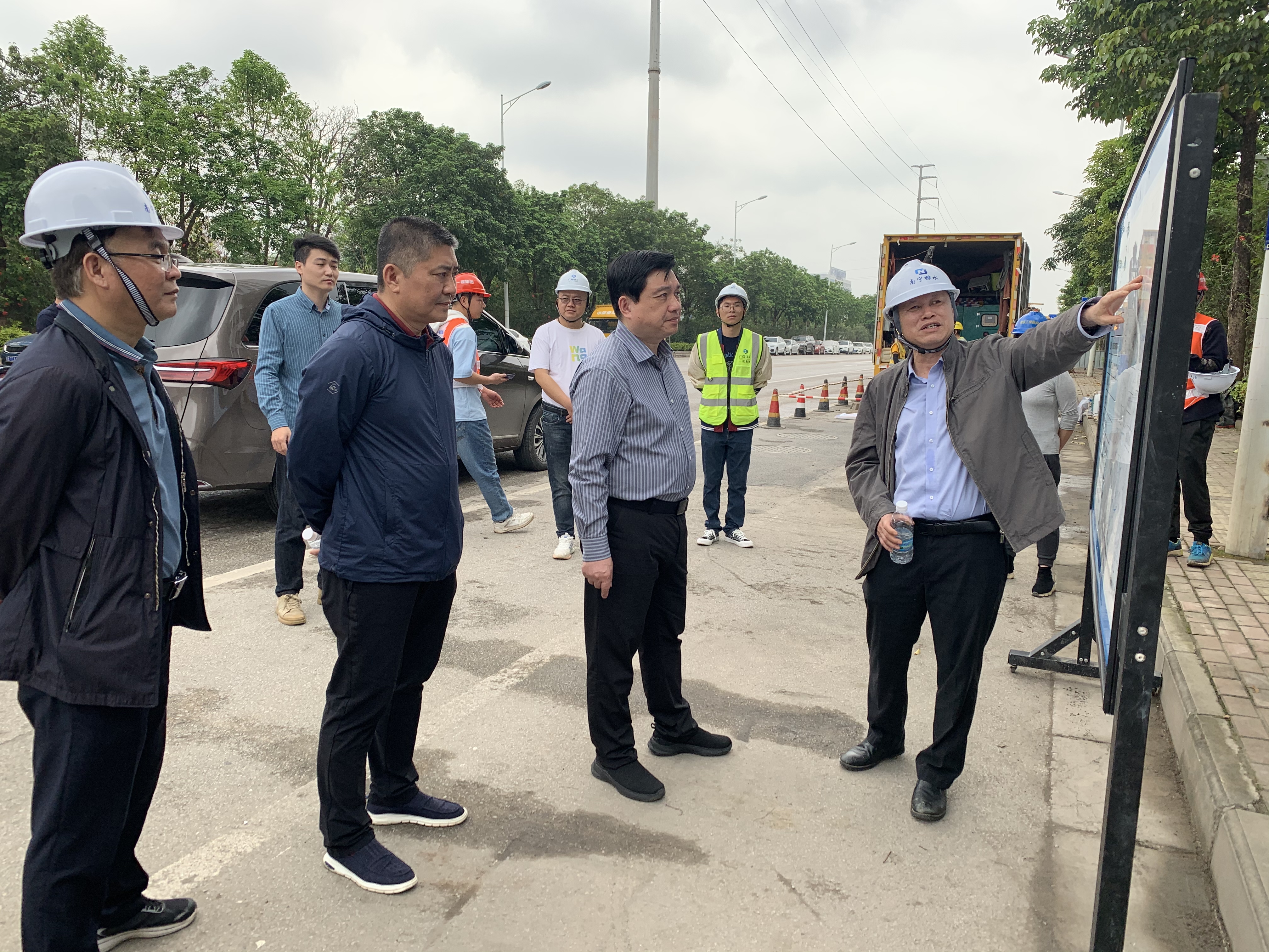 南寧市委常委、政法委書記黃寧到南寧市雨污水管網(wǎng)改造項目第六期工程開展調(diào)研工作