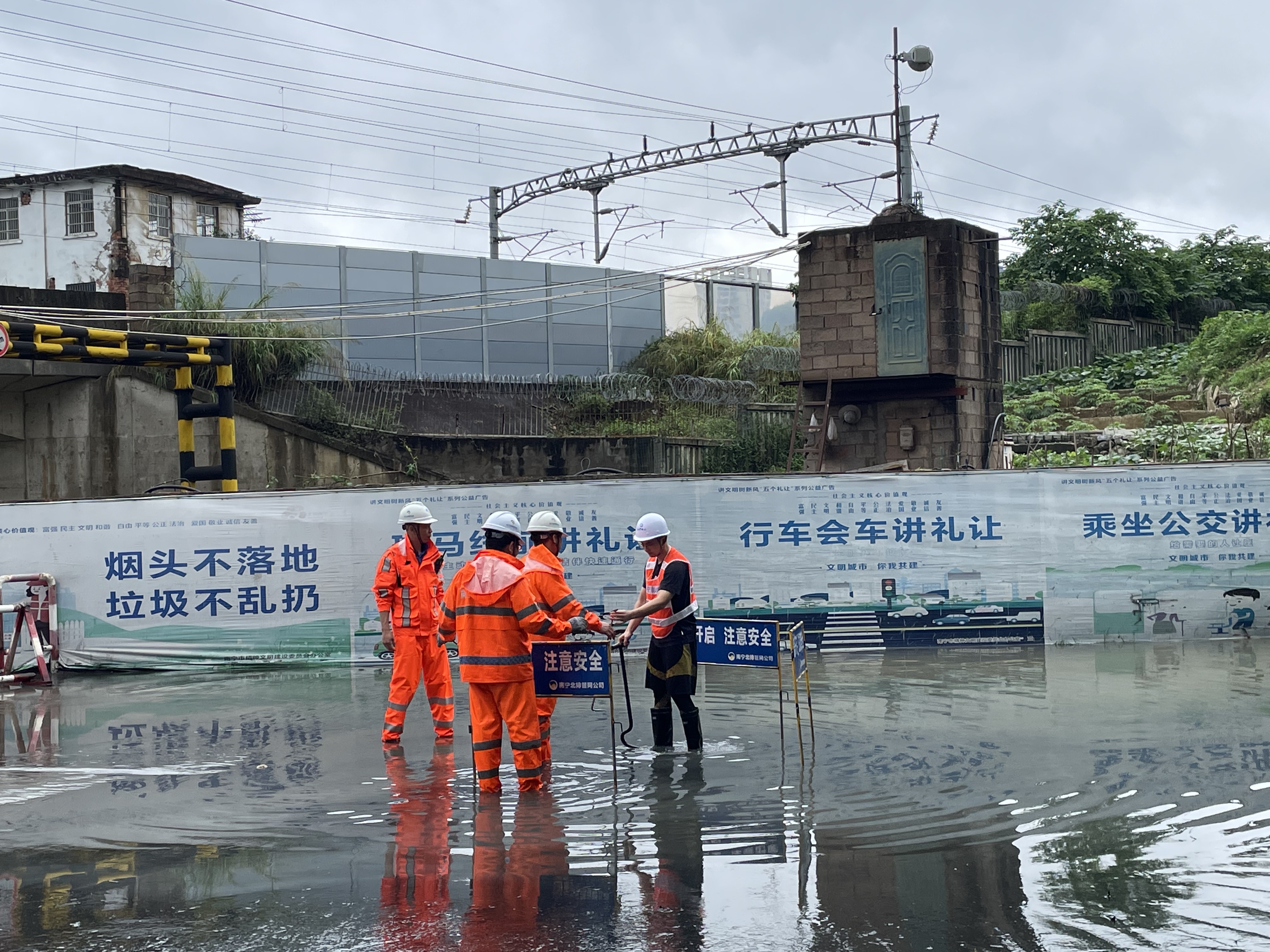 積極應(yīng)對(duì)強(qiáng)降雨，市排水公司連夜出擊排水搶險(xiǎn)